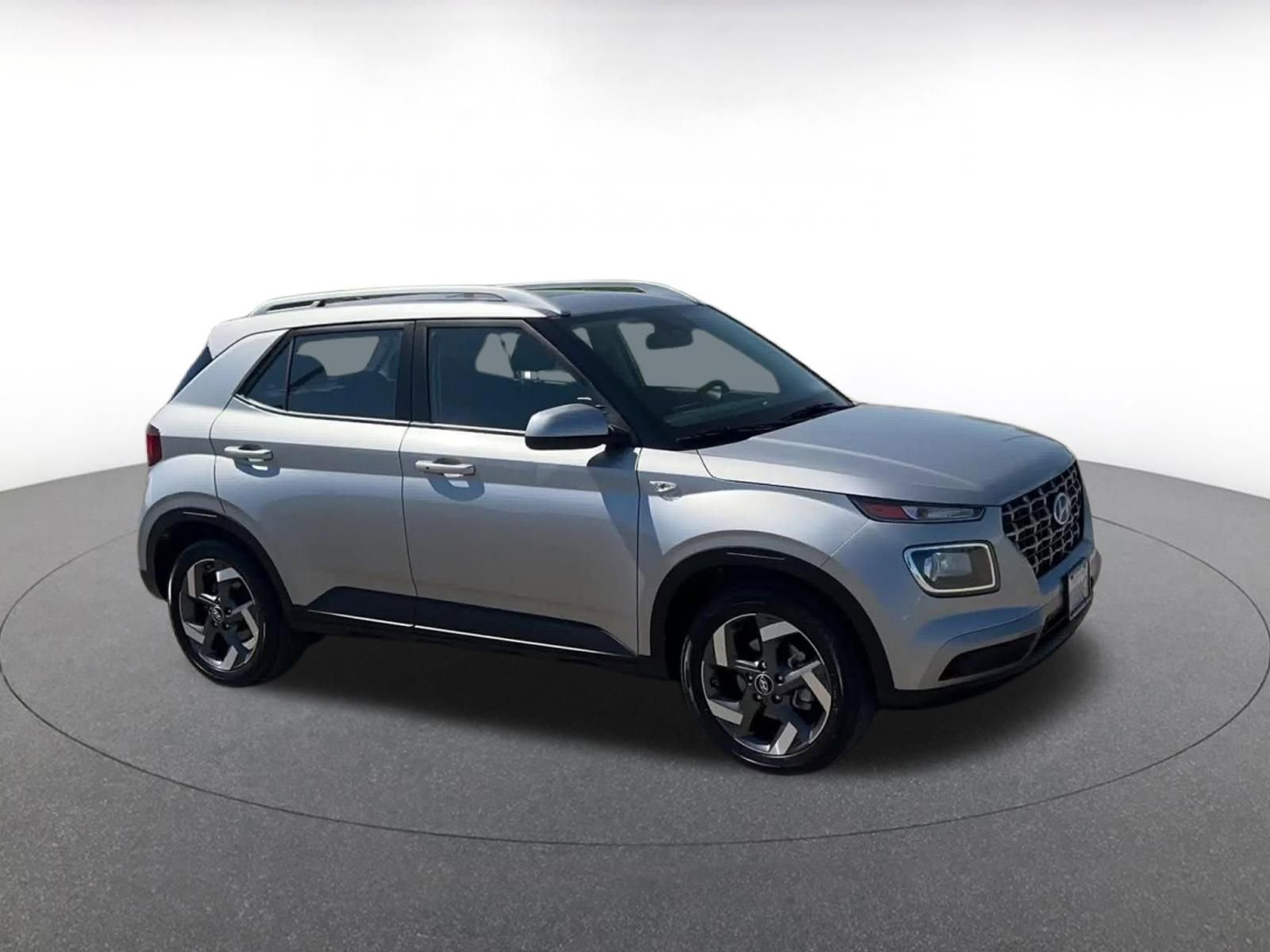 Used 2025 Hyundai Venue SEL video 2