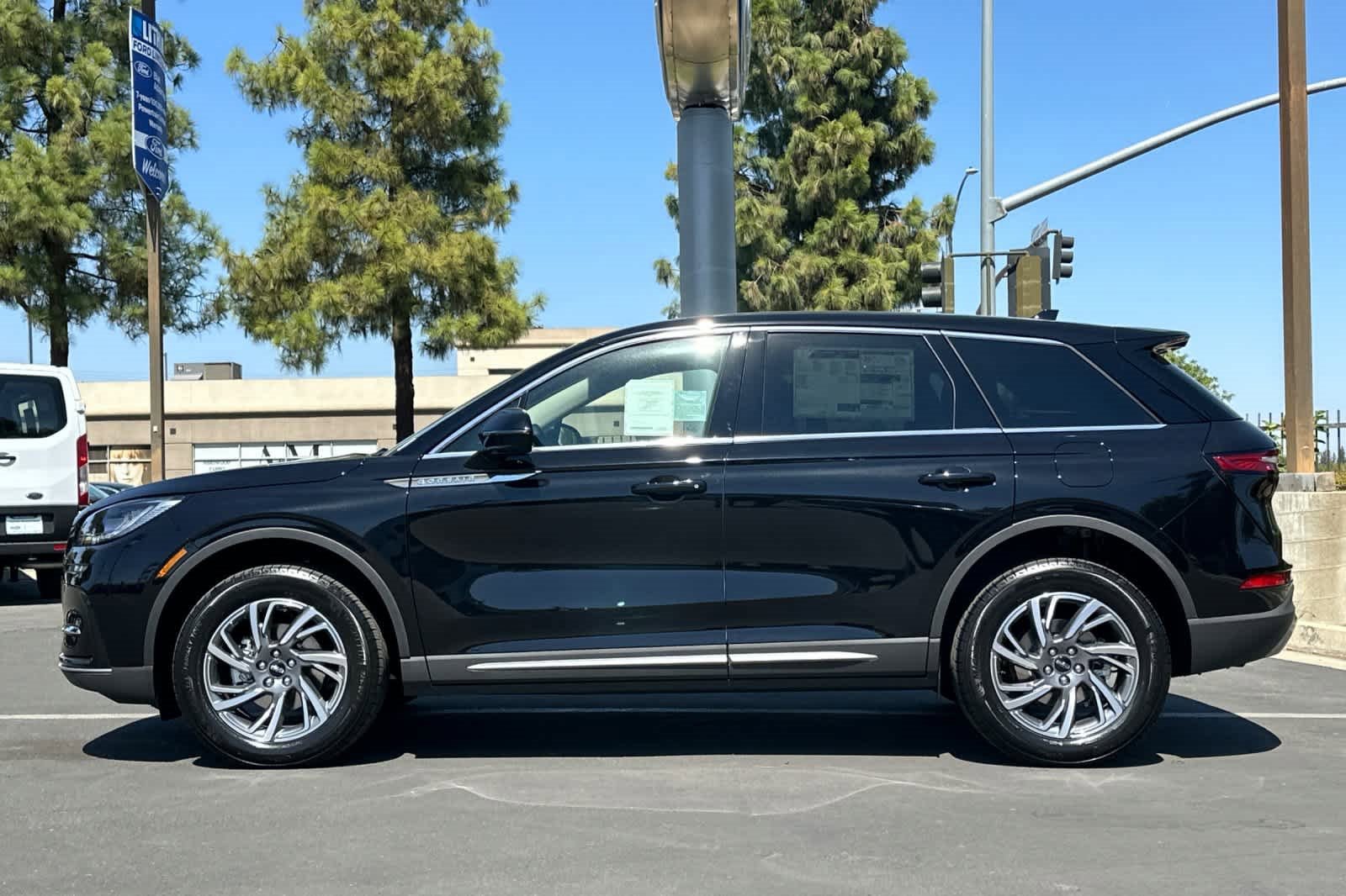 Used 2025 Lincoln Corsair Premiere w/ Equipment Group 101A image 6