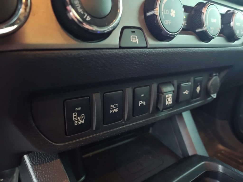 Used 2020 Toyota Tacoma TRD Off-Road w/ Technology Package AWD/4WD image 10