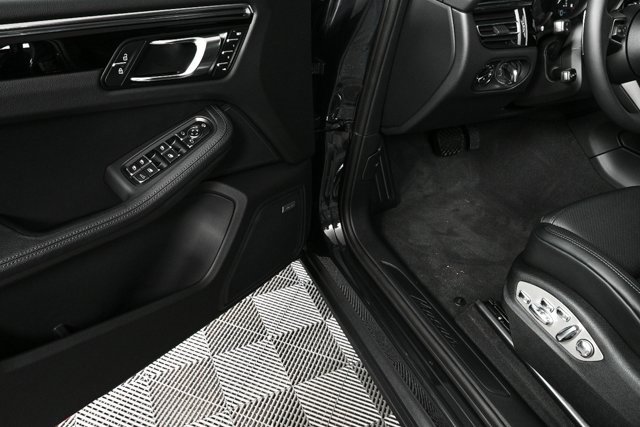New 2026 Porsche Macan image 8