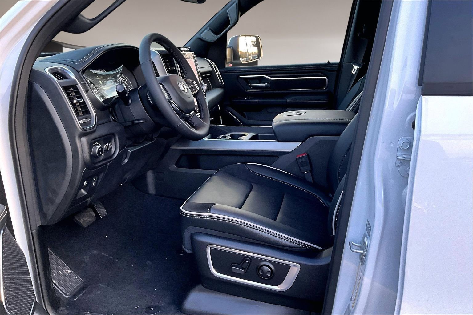 New 2025 RAM 1500 Laramie AWD/4WD image 23