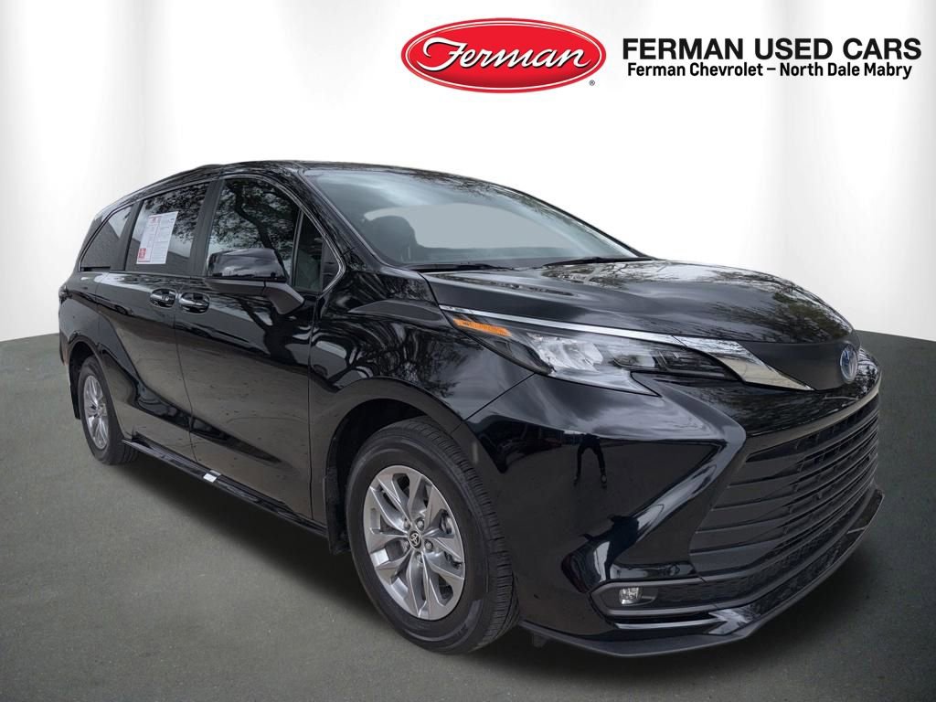 Used 2025 Toyota Sienna XLE image 1