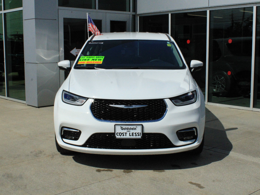 Used 2023 Chrysler Pacifica Touring-L AWD/4WD image 2