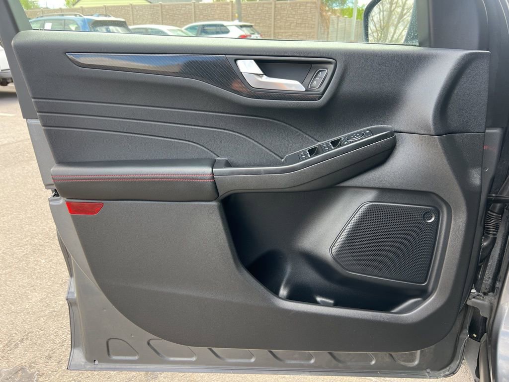Used 2025 Ford Escape ST-Line image 9