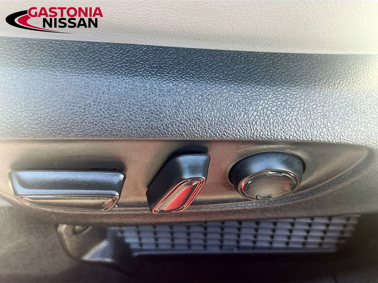 Used 2025 Toyota Sienna XLE image 26