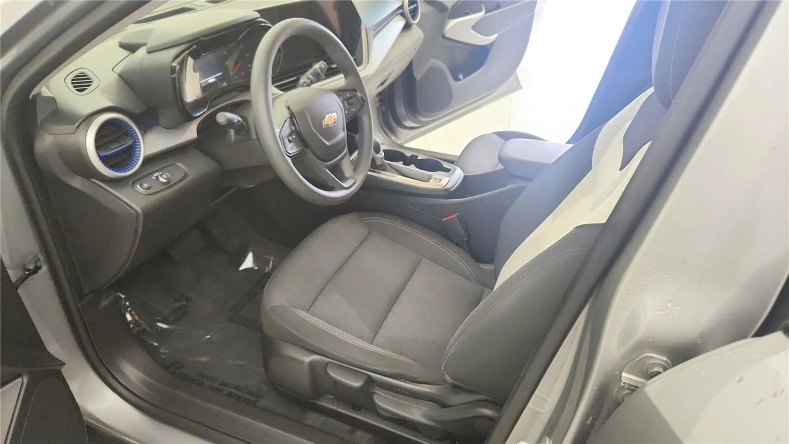 Used 2025 Chevrolet Trax LS w/ Driver Confidence Package FWD image 21