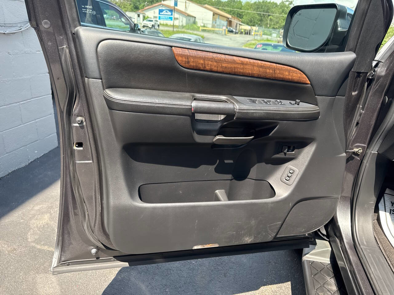 Used 2010 Nissan Armada Platinum image 18