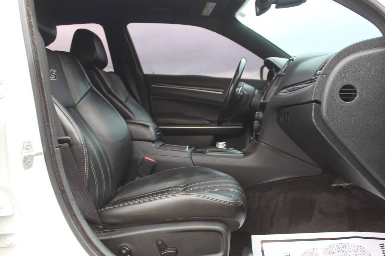 Used 2018 Chrysler 300 S w/ 300S Premium Group AWD/4WD image 9