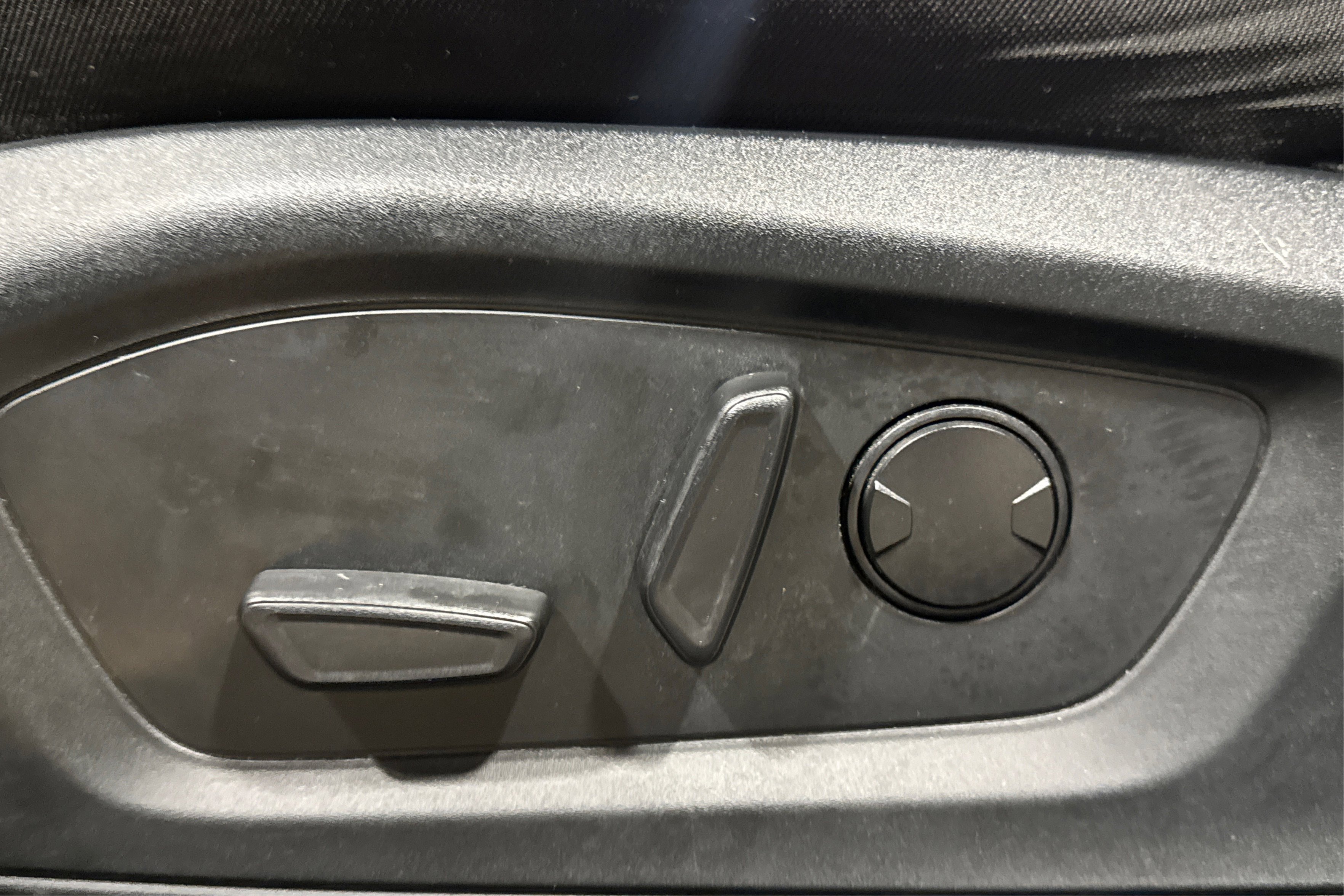 Used 2020 Ford Explorer XLT w/ Comfort Package AWD/4WD image 18