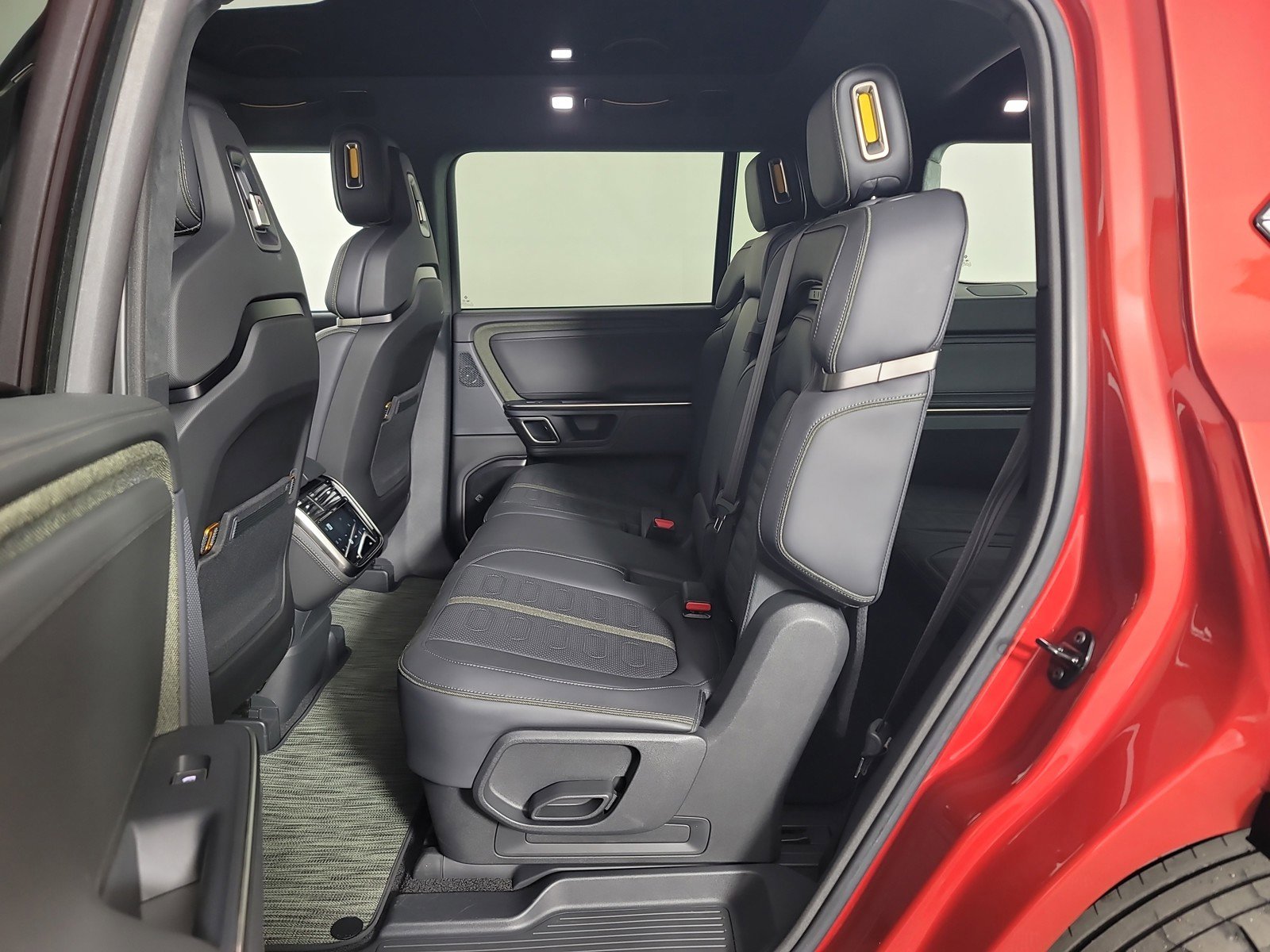 Used 2024 Rivian R1S Adventure image 21