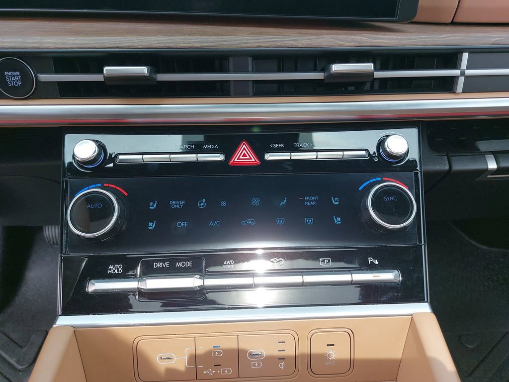 Used 2025 Hyundai Santa Fe Limited AWD/4WD image 25