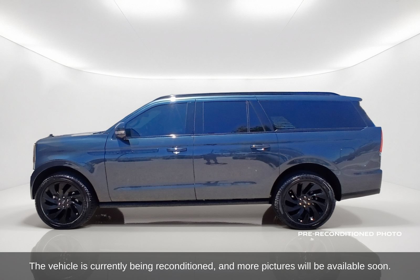 Used 2025 Lincoln Navigator L Reserve w/ Jet Appearance Package AWD/4WD image 9