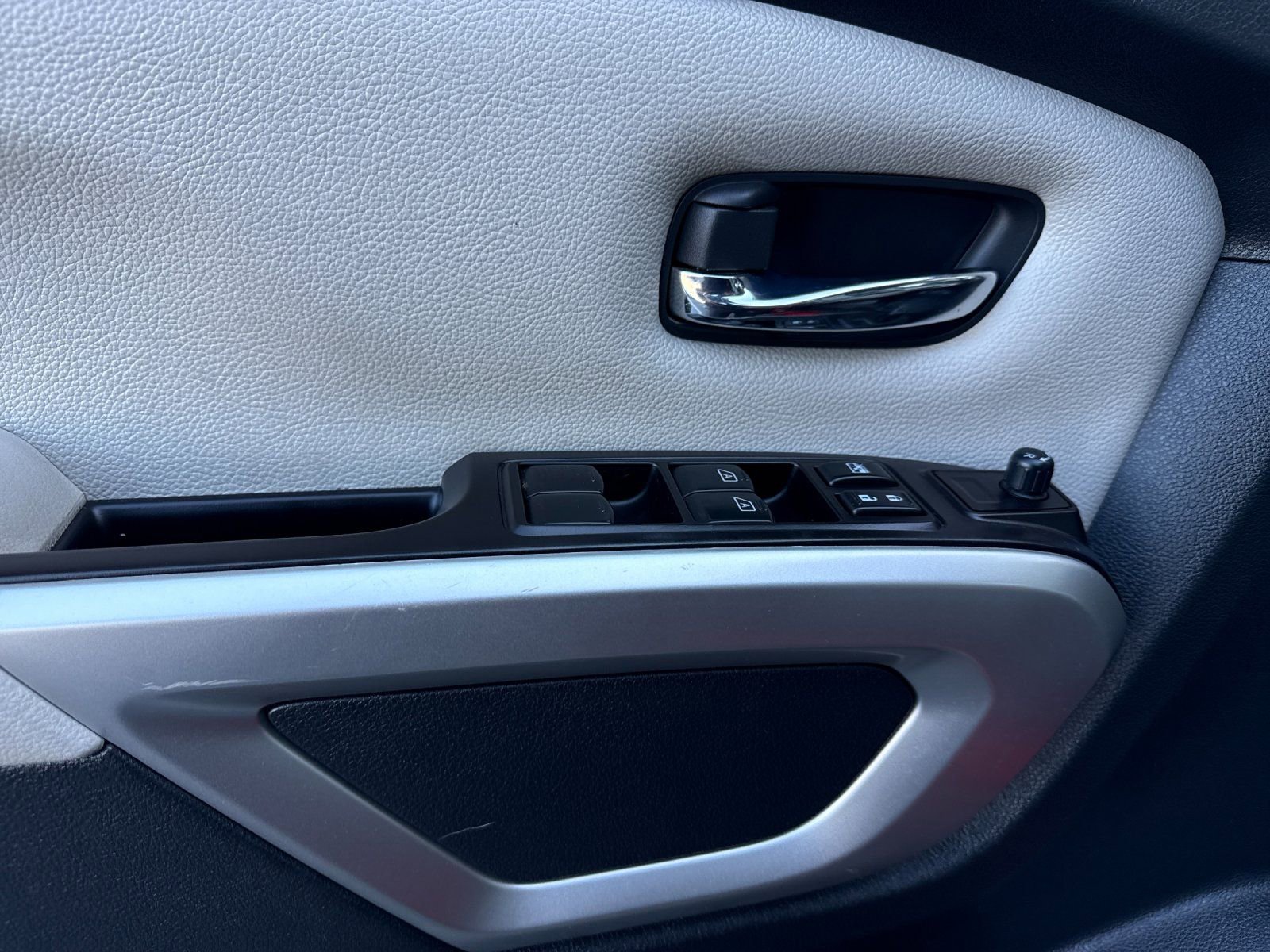 Used 2021 Nissan Titan SV w/ SV Convenience Package image 10