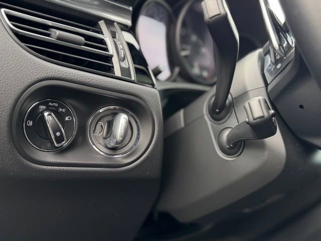 Certified 2025 Porsche Macan image 17
