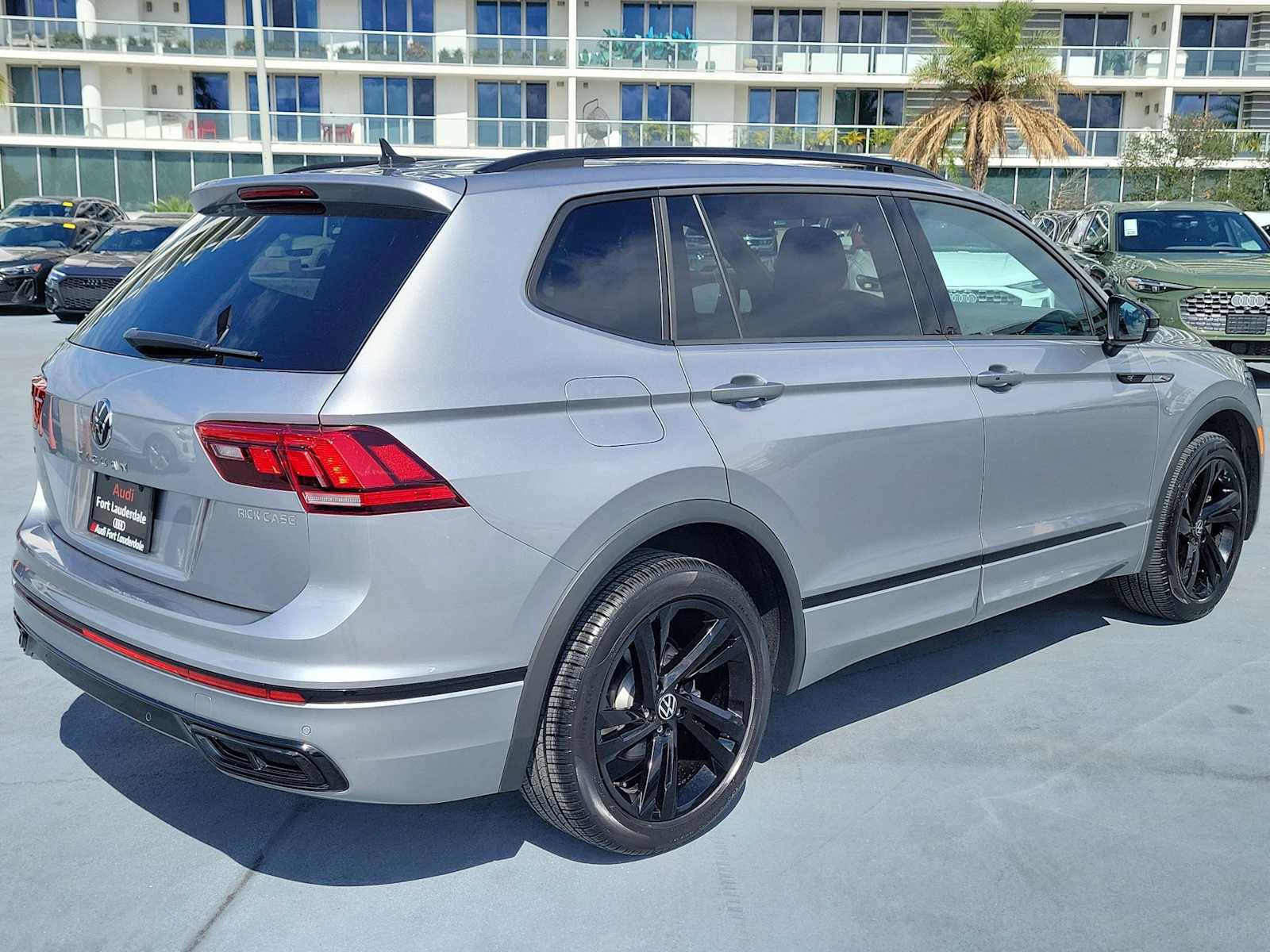 Used 2023 Volkswagen Tiguan SE R-Line FWD image 6
