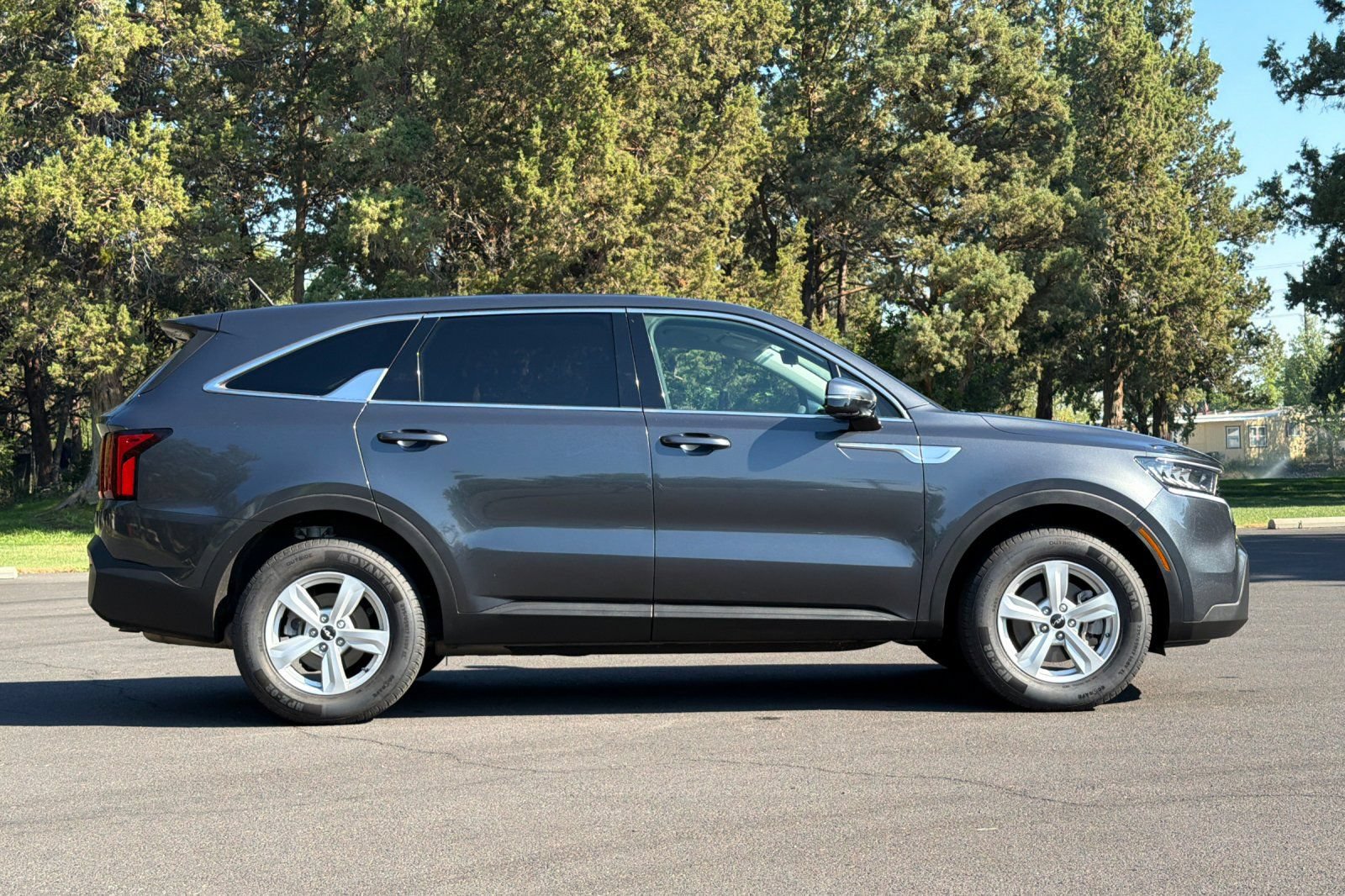 Used 2023 Kia Sorento LX AWD/4WD image 3