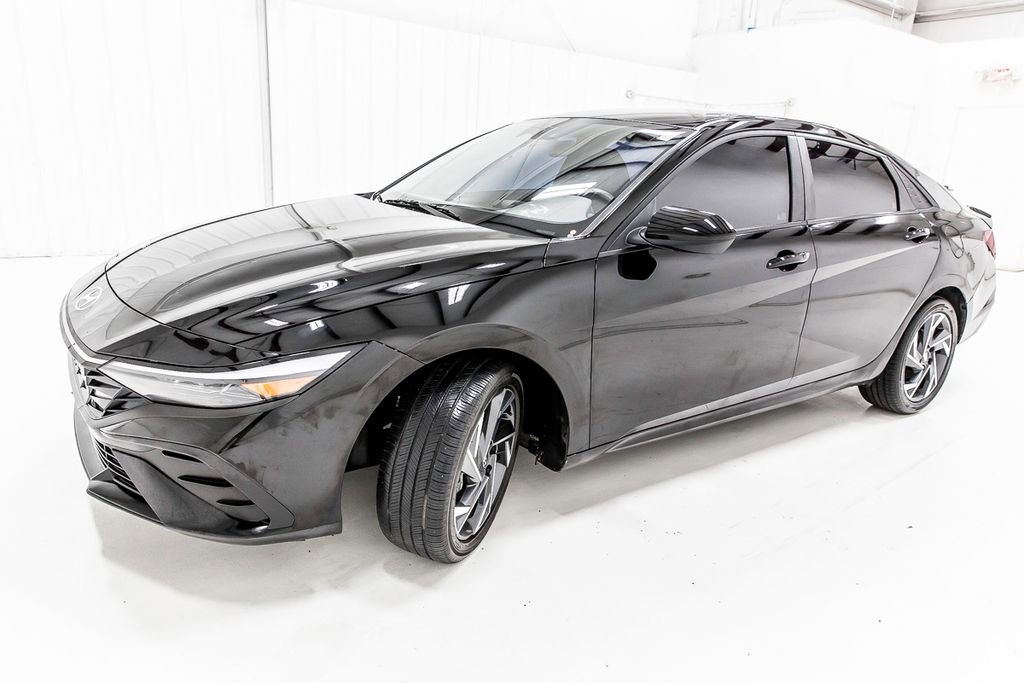 Used 2025 Hyundai Elantra SEL FWD image 2