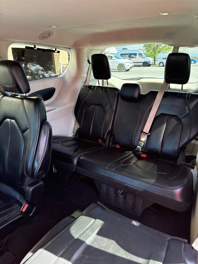 Used 2020 Chrysler Pacifica Touring-L FWD image 12