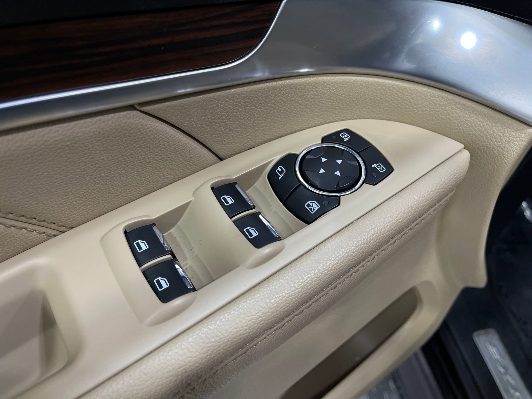 Used 2017 Ford Explorer Limited image 16