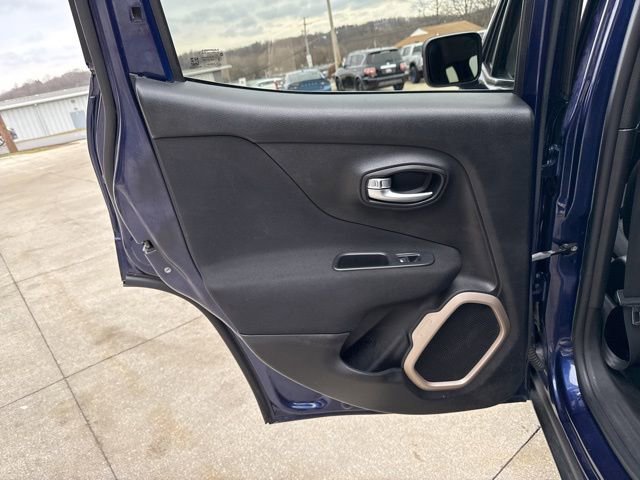 Used 2017 Jeep Renegade Latitude w/ Cold Weather Group image 38