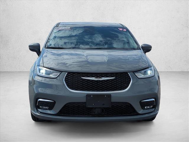 Used 2023 Chrysler Pacifica Touring-L FWD image 2