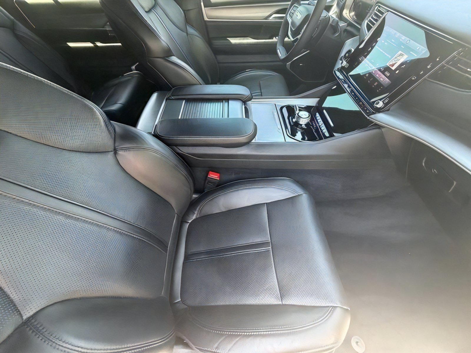 Used 2025 Jeep Wagoneer 4WD image 10