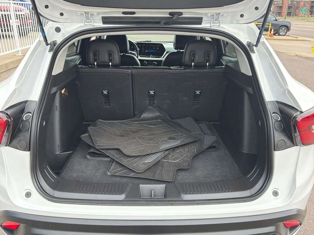 Used 2024 Chevrolet Trax LT w/ Sunroof Package image 22