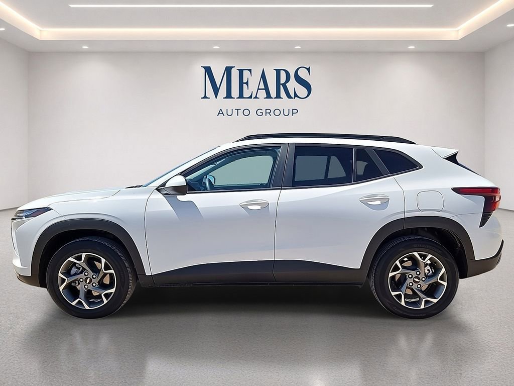 Used 2025 Chevrolet Trax LT FWD image 2