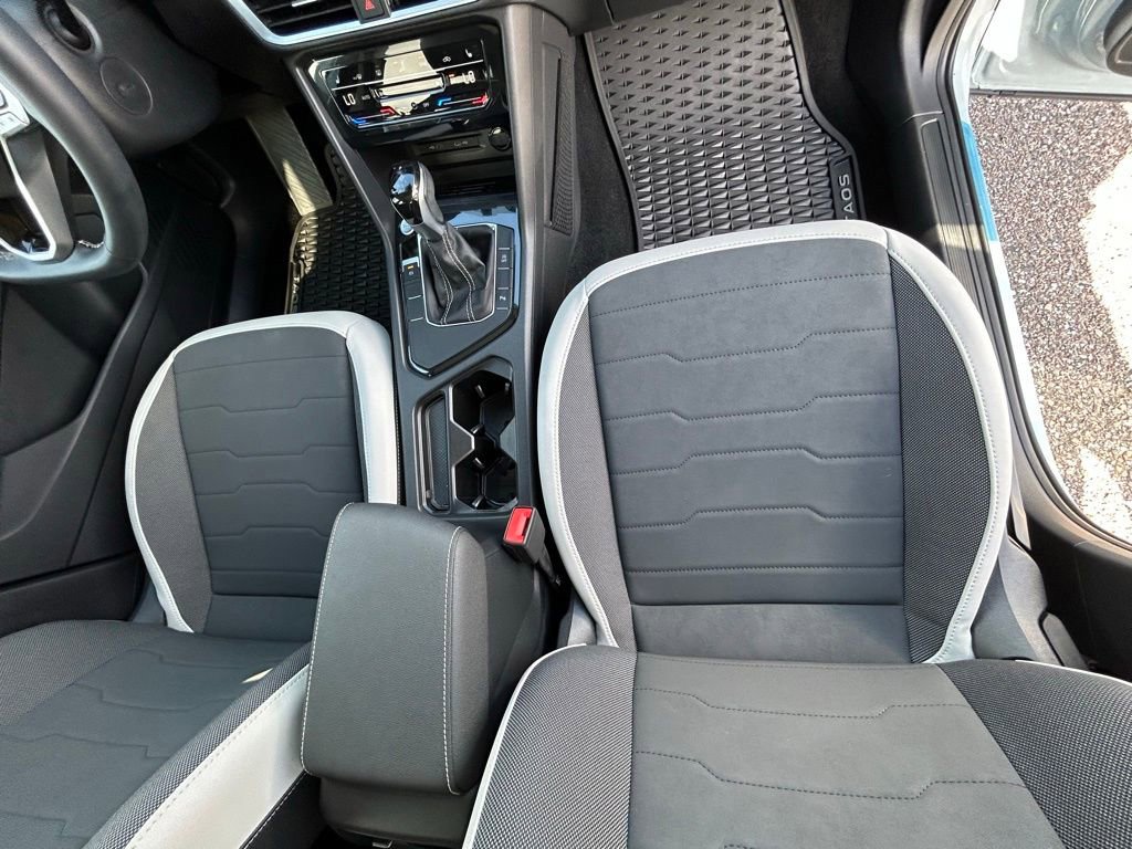 Used 2025 Volkswagen Taos SE image 45