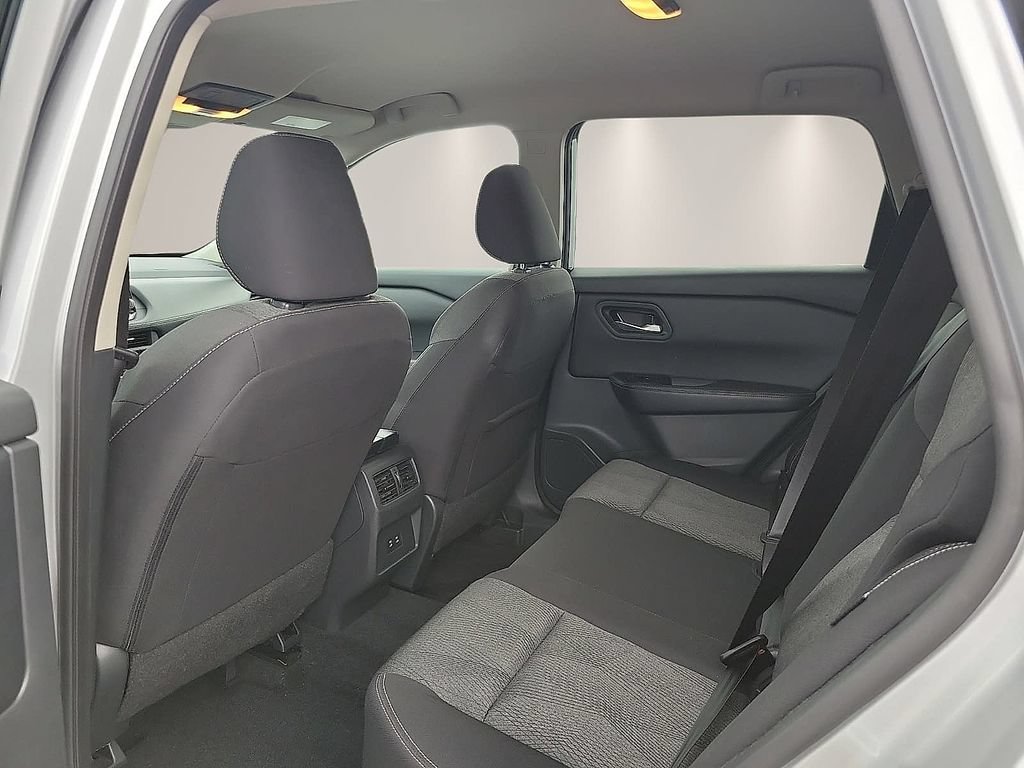 Used 2025 Nissan Rogue SV FWD image 8