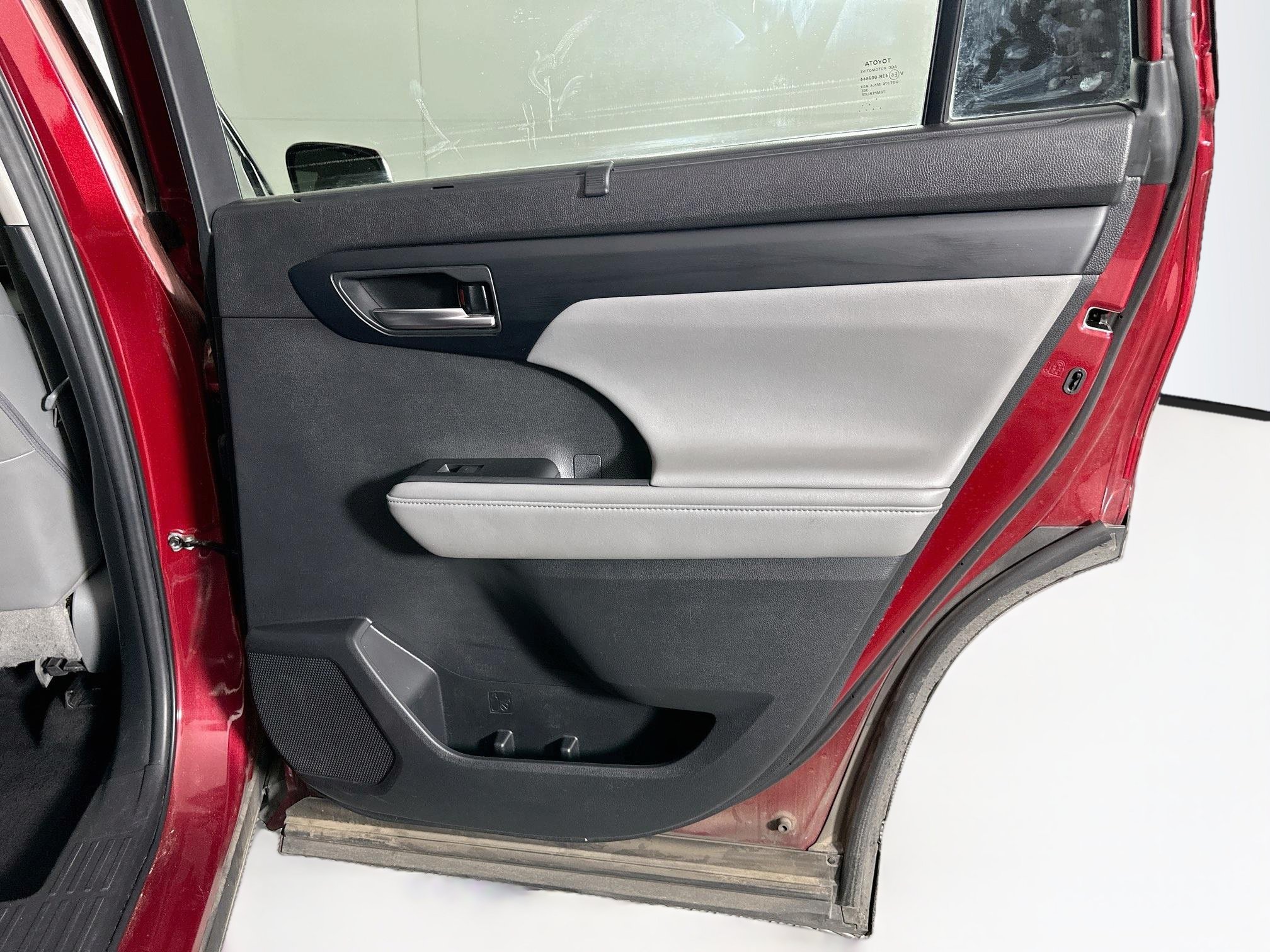 Used 2023 Toyota Highlander XLE FWD image 34
