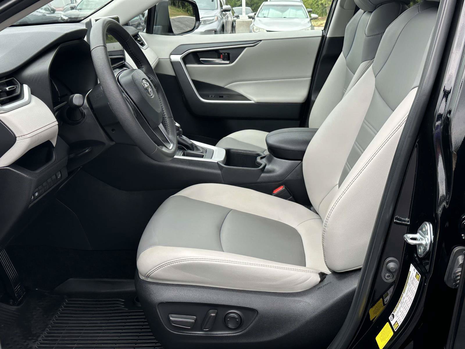 Used 2025 Toyota RAV4 XLE Premium FWD image 4