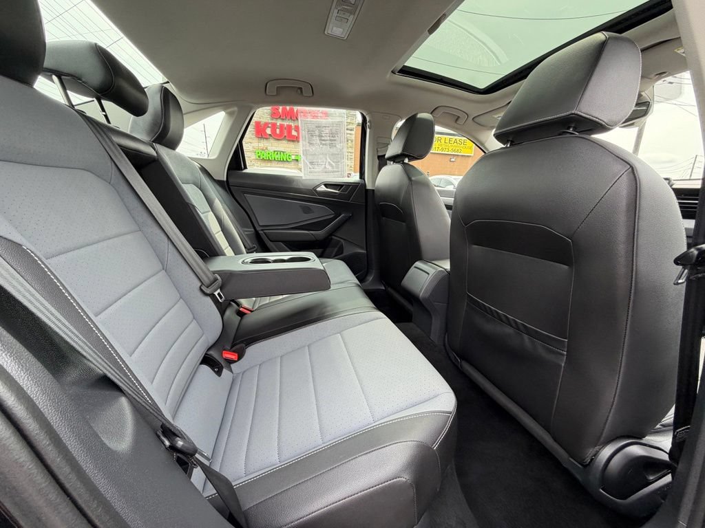 Used 2025 Volkswagen Jetta SE FWD image 23