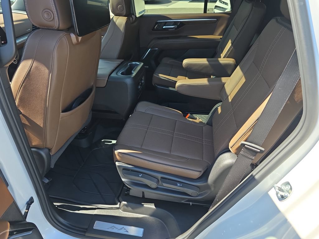 Used 2025 Chevrolet Tahoe High Country AWD/4WD image 10