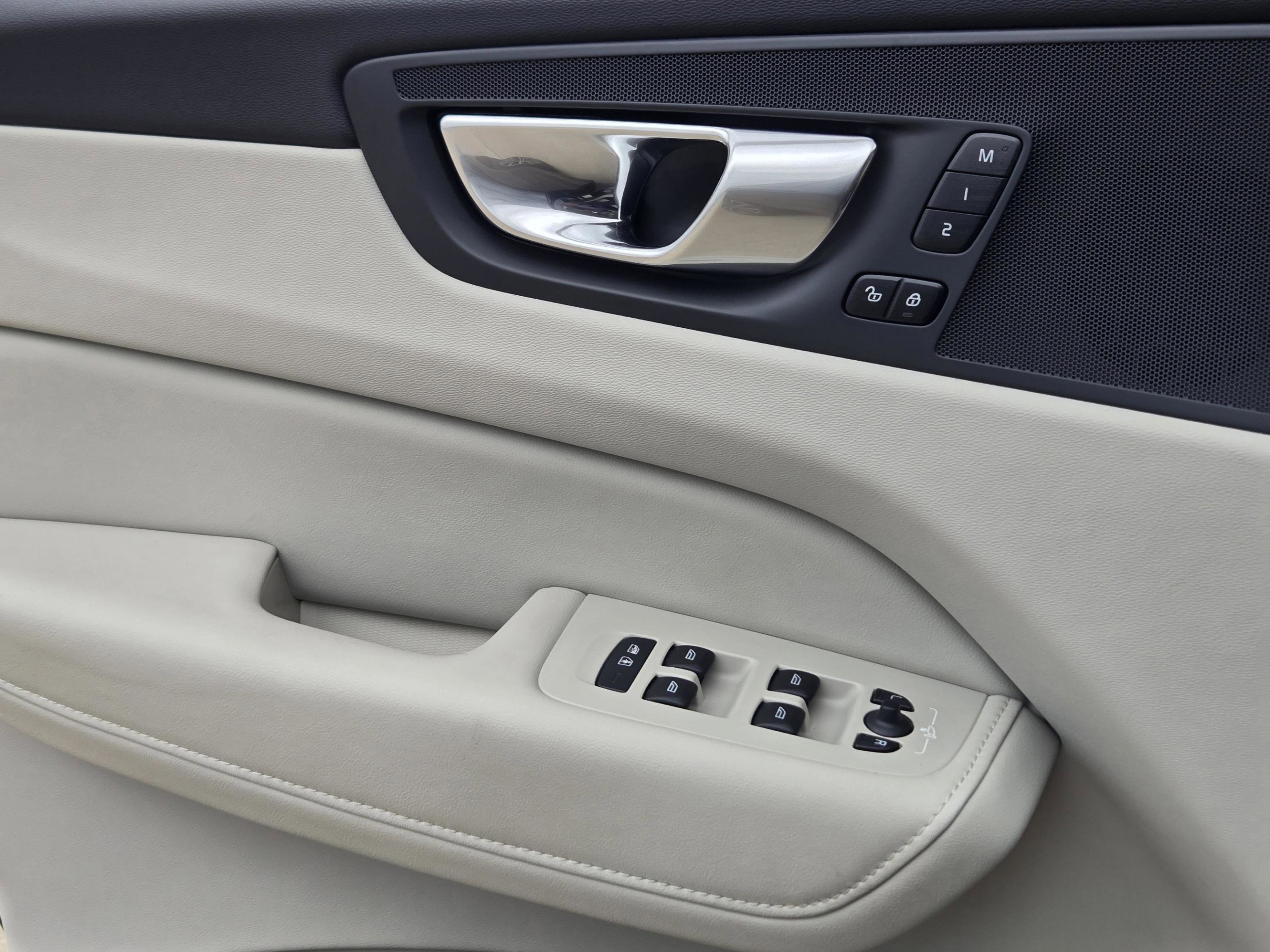 Used 2023 Volvo XC60 B5 Plus w/ Climate Package image 32