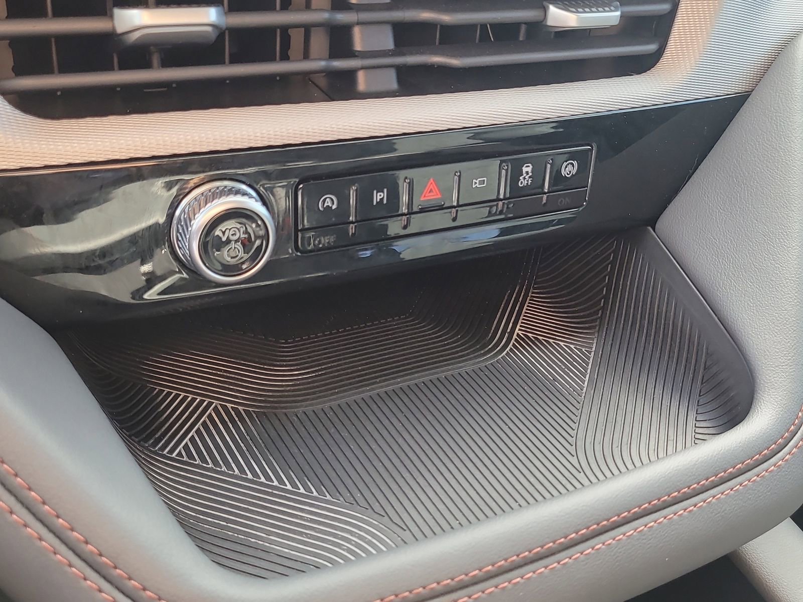 Certified 2025 Ford Explorer Active RWD image 25