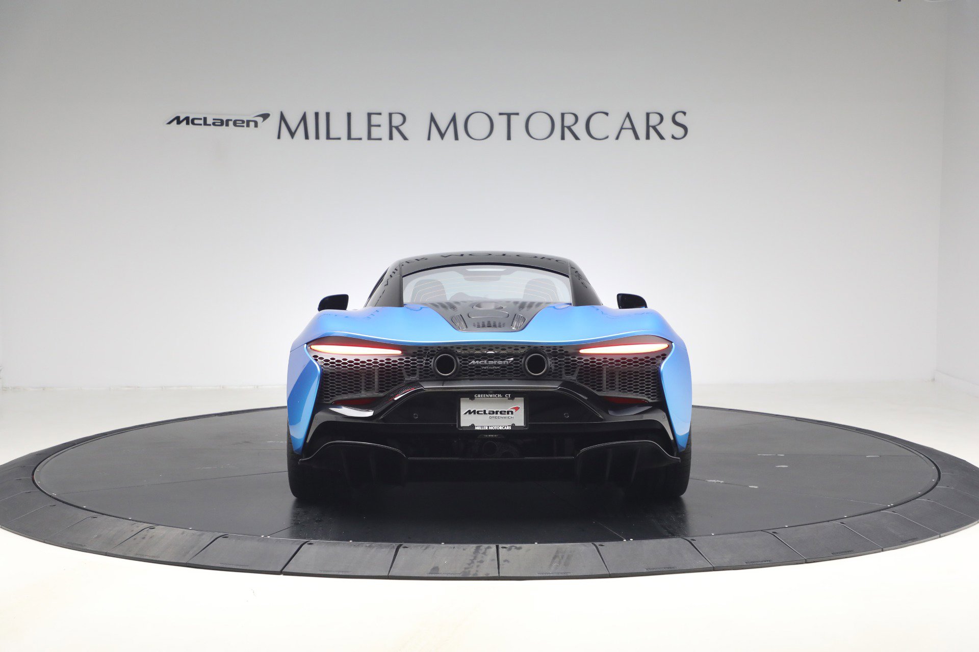 Used 2024 McLaren Artura RWD image 6
