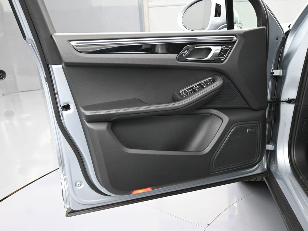Certified 2025 Porsche Macan image 15