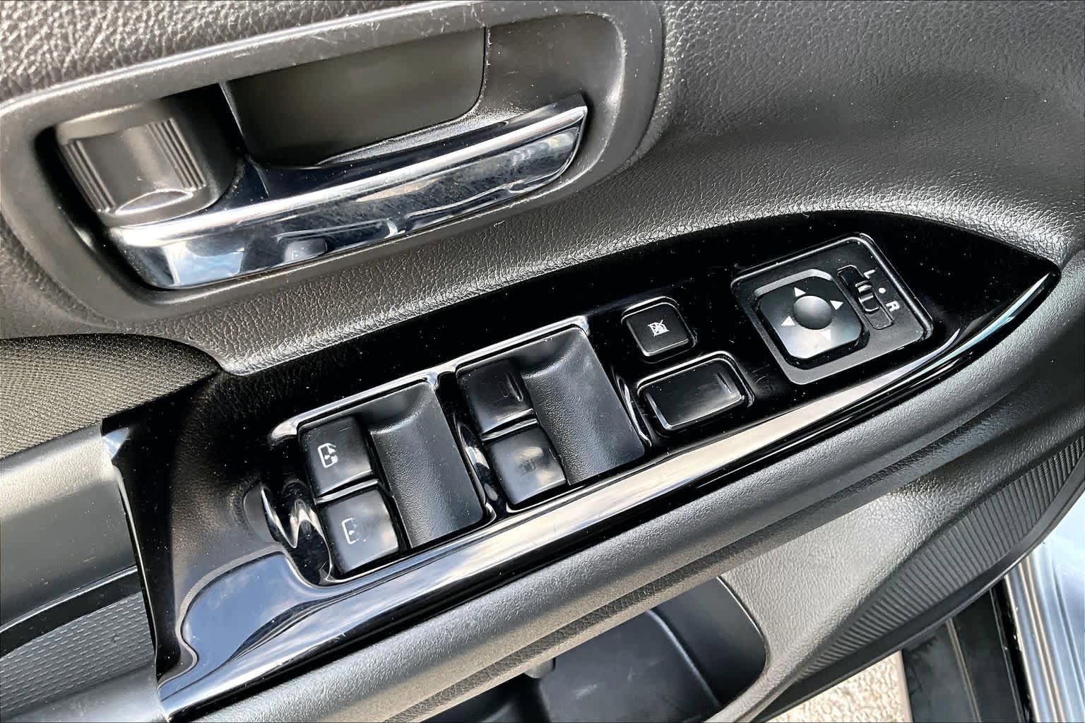 Used 2017 Mitsubishi Outlander SE image 34