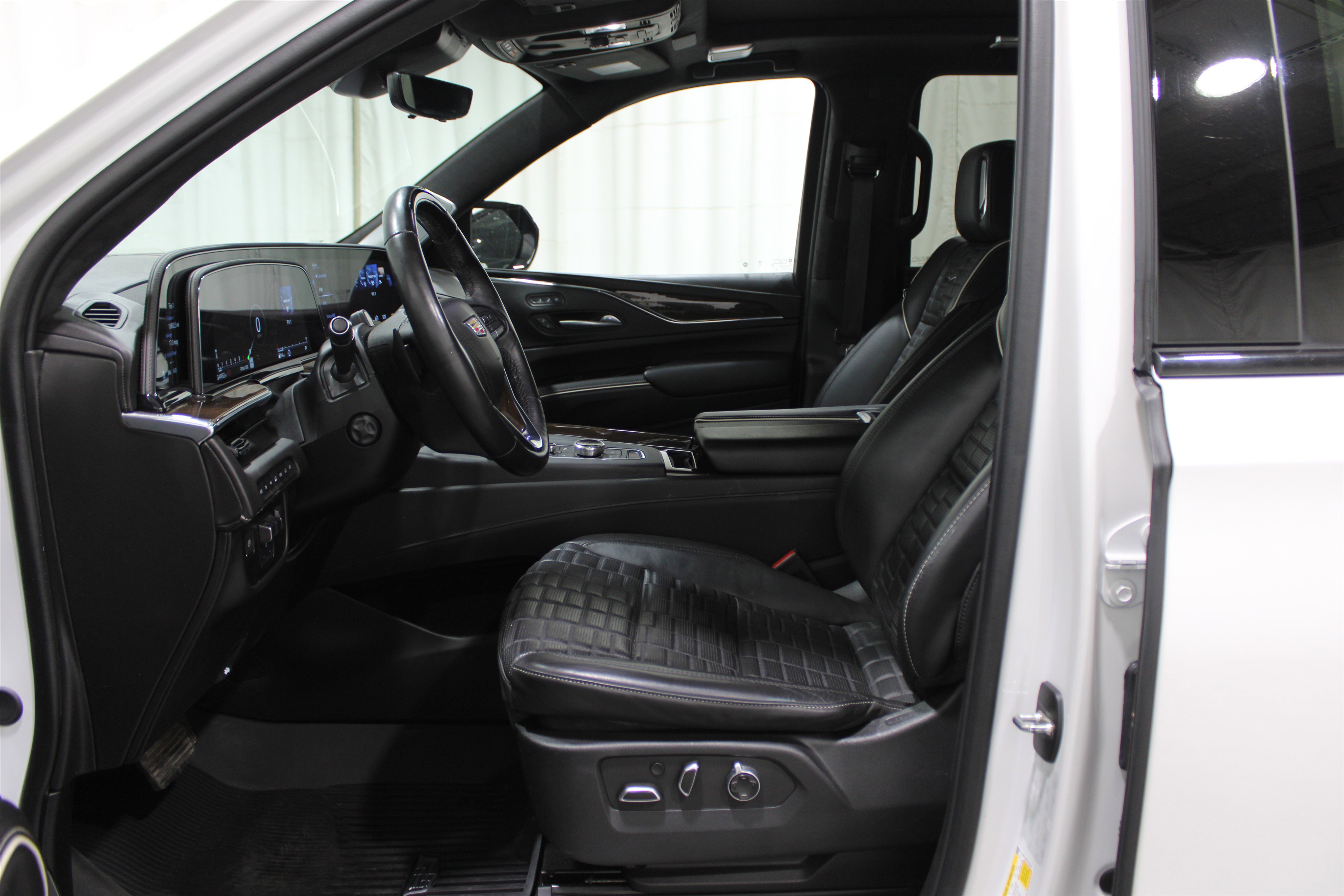 Certified 2024 Cadillac Escalade ESV Sport Platinum image 3