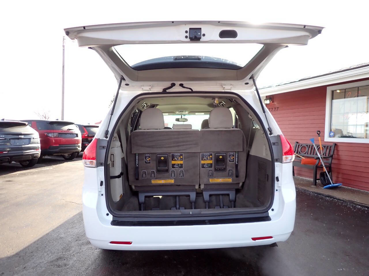 Used 2014 Toyota Sienna LE FWD image 5