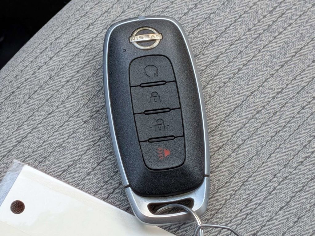 Used 2023 Nissan Rogue SV image 30