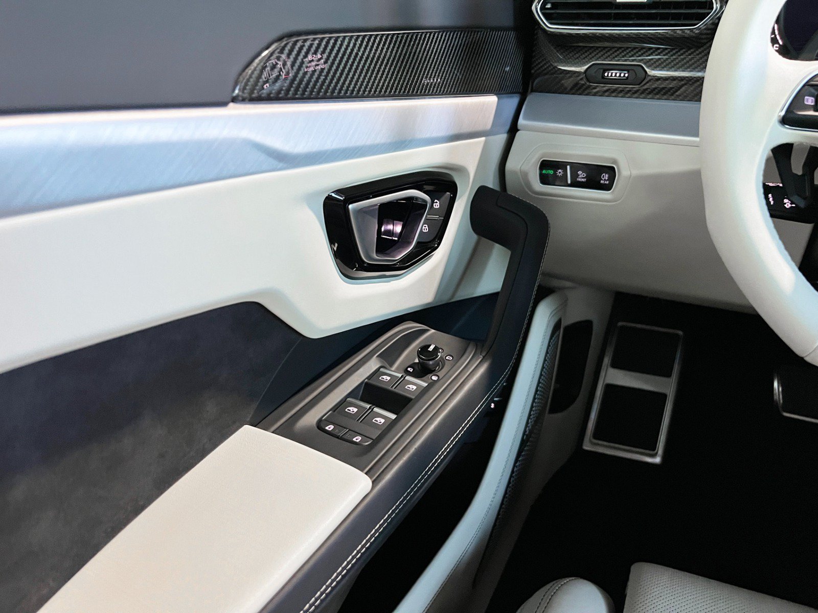 Used 2021 Lamborghini Urus AWD/4WD image 44