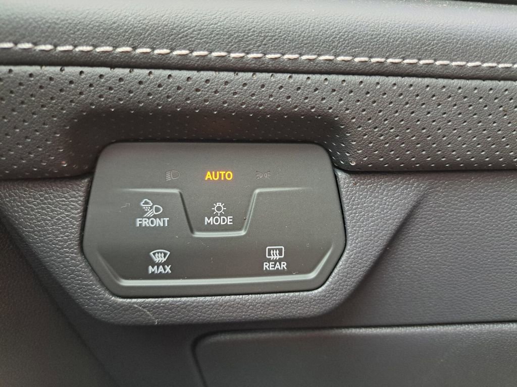 Used 2025 Volkswagen Atlas Cross Sport SEL R-Line image 16