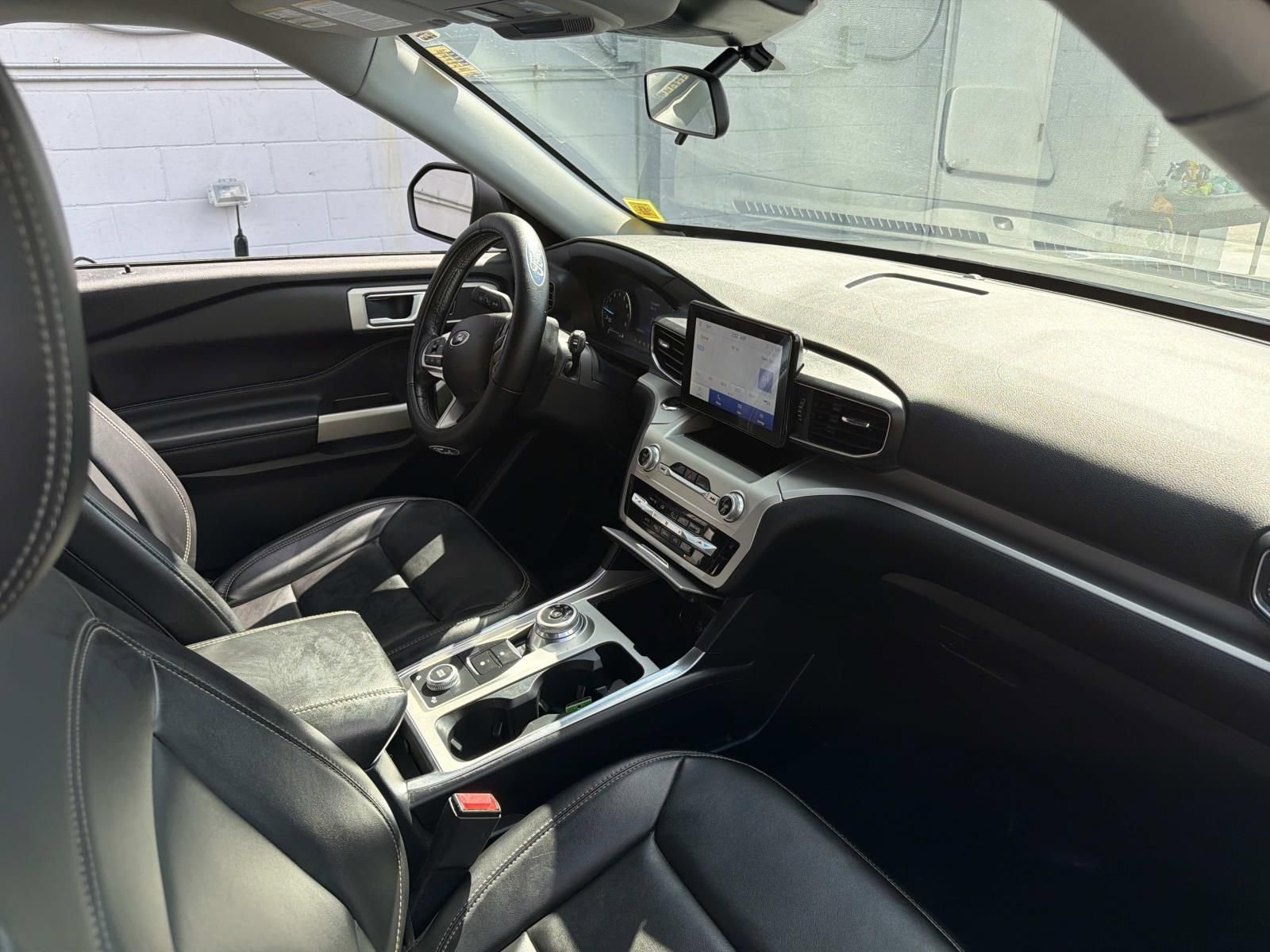 Used 2022 Ford Explorer XLT w/ Equipment Group 202A image 9