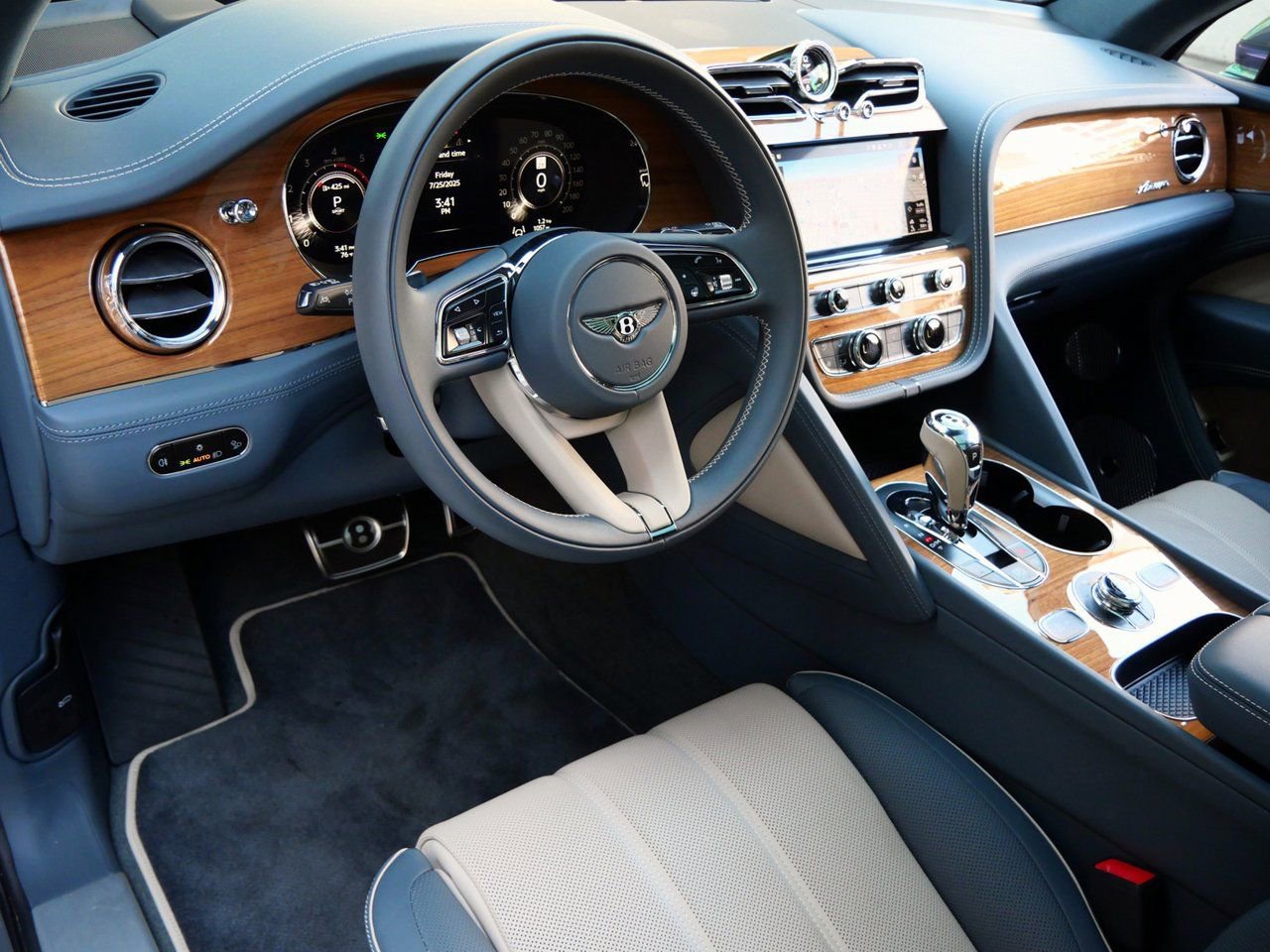 Used 2025 Bentley Bentayga image 2