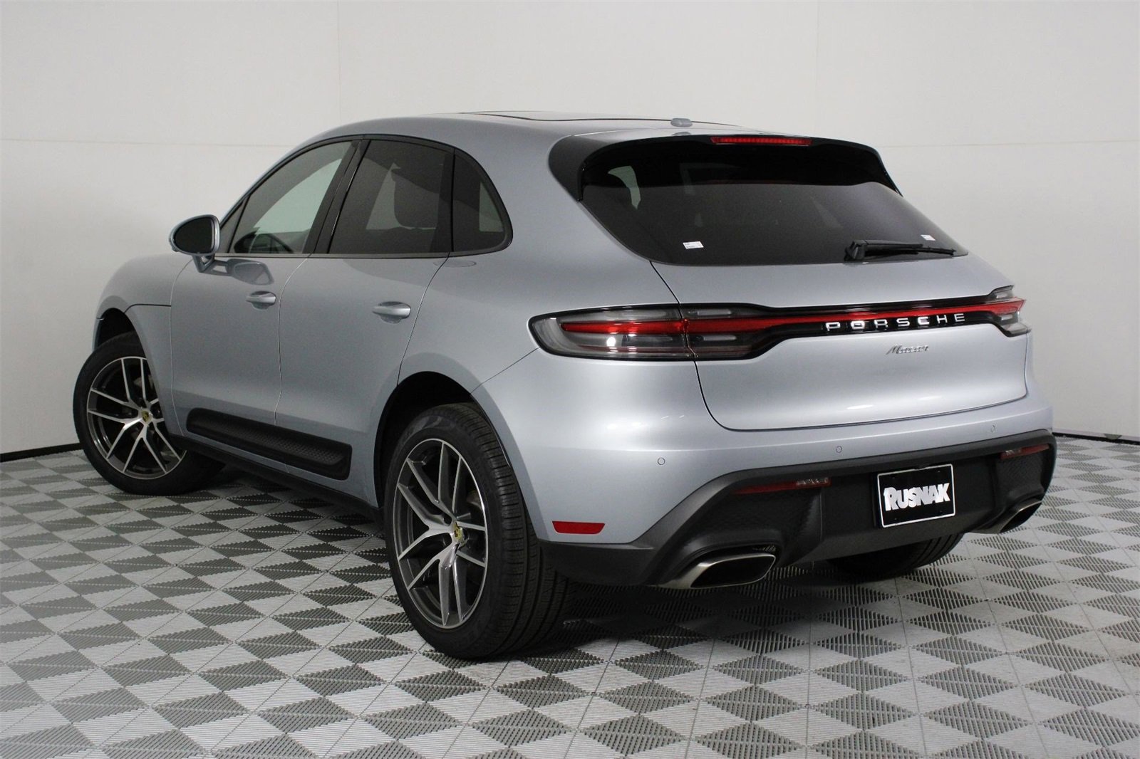 Used 2025 Porsche Macan image 3
