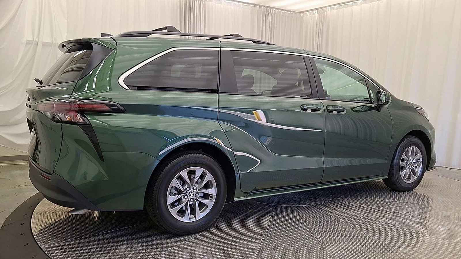 Certified 2026 Toyota Sienna LE AWD/4WD image 6
