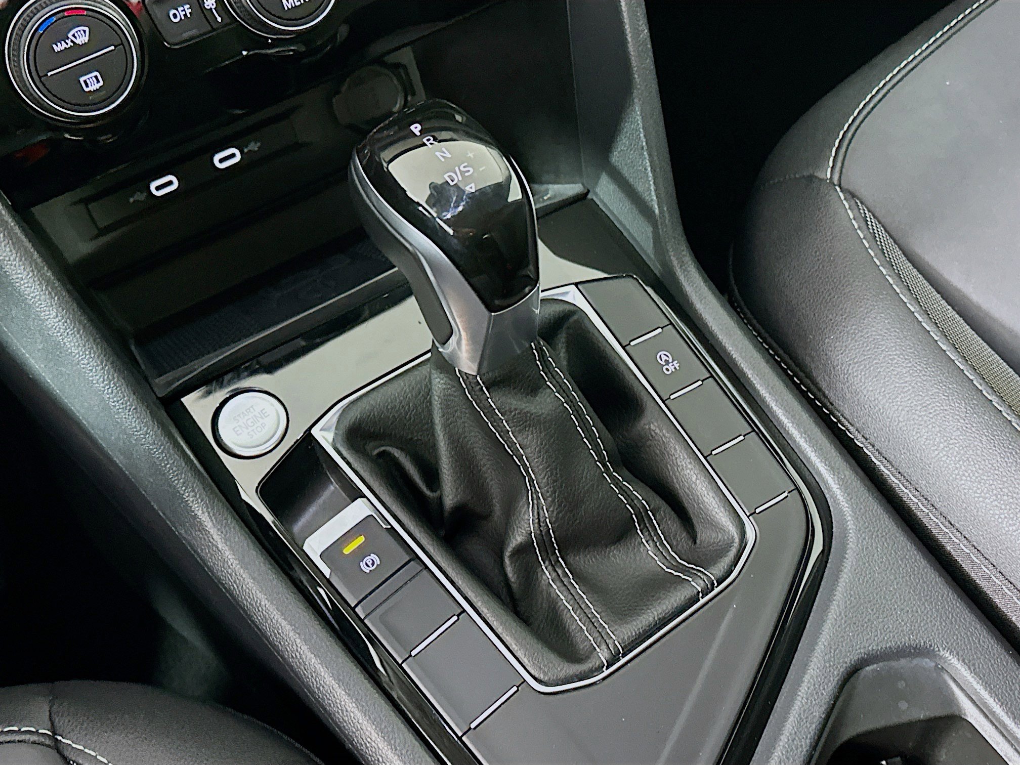 Used 2024 Volkswagen Taos SE image 25