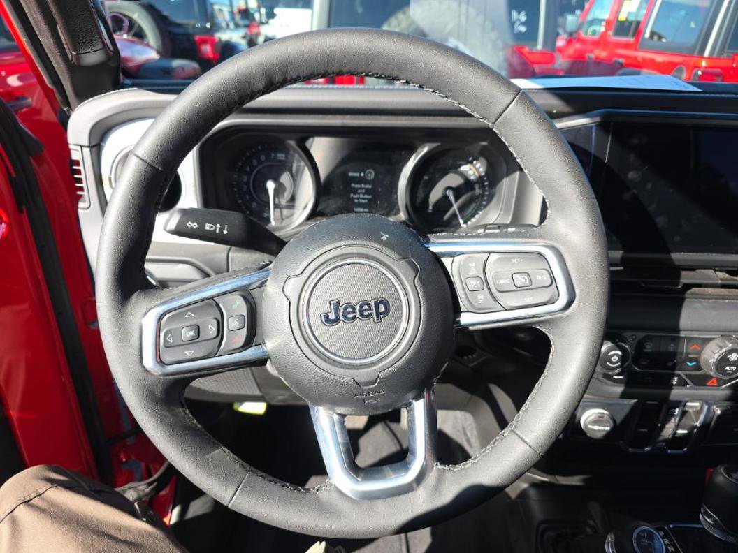 Used 2025 Jeep Wrangler Unlimited Sahara image 11
